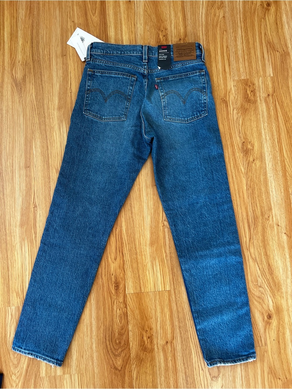 Levi's Premium High Rise Wedgie Jeans - Classic Straight Fit - Picture 3 of 6